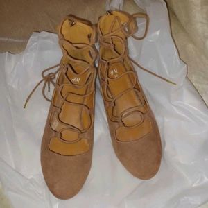Sandals with lacing